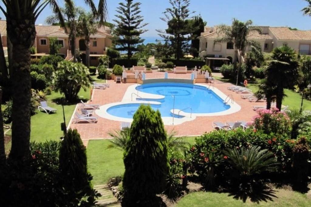 Large Ground Floor Apartment with Private Garden and Beach Access - B&B Estepona
