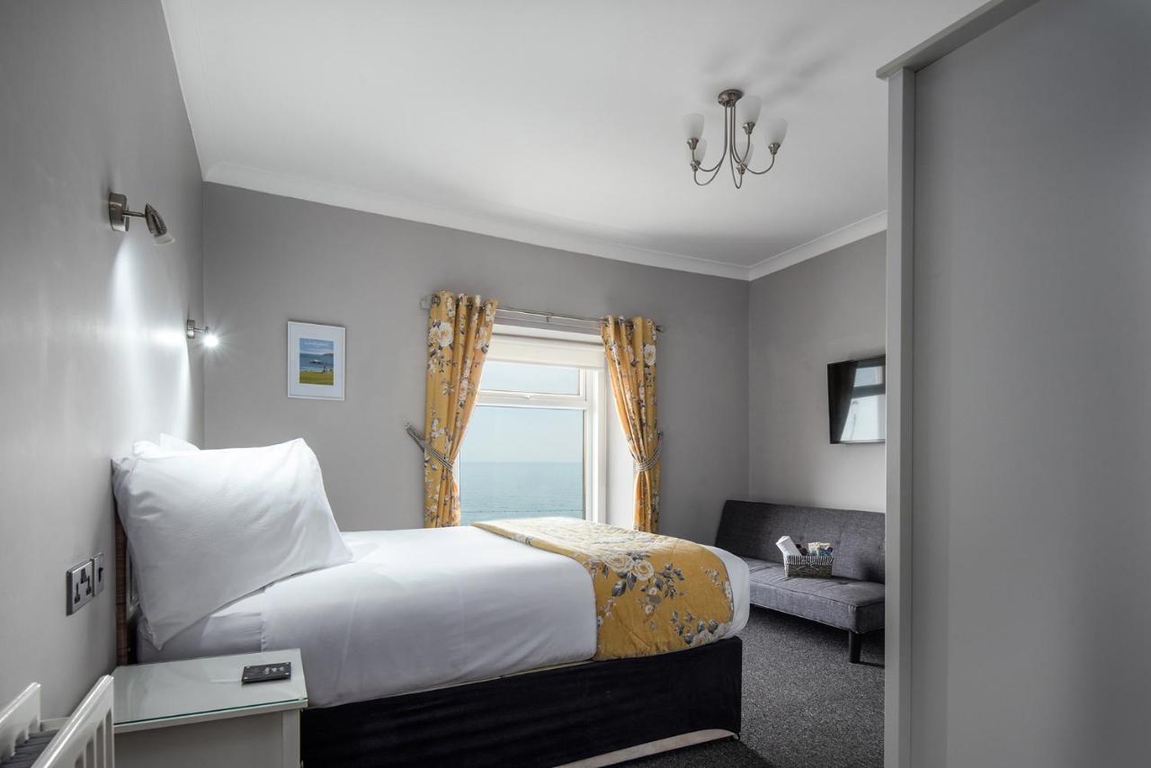 Zimmer mit Kingsize-Bett und Meerblick