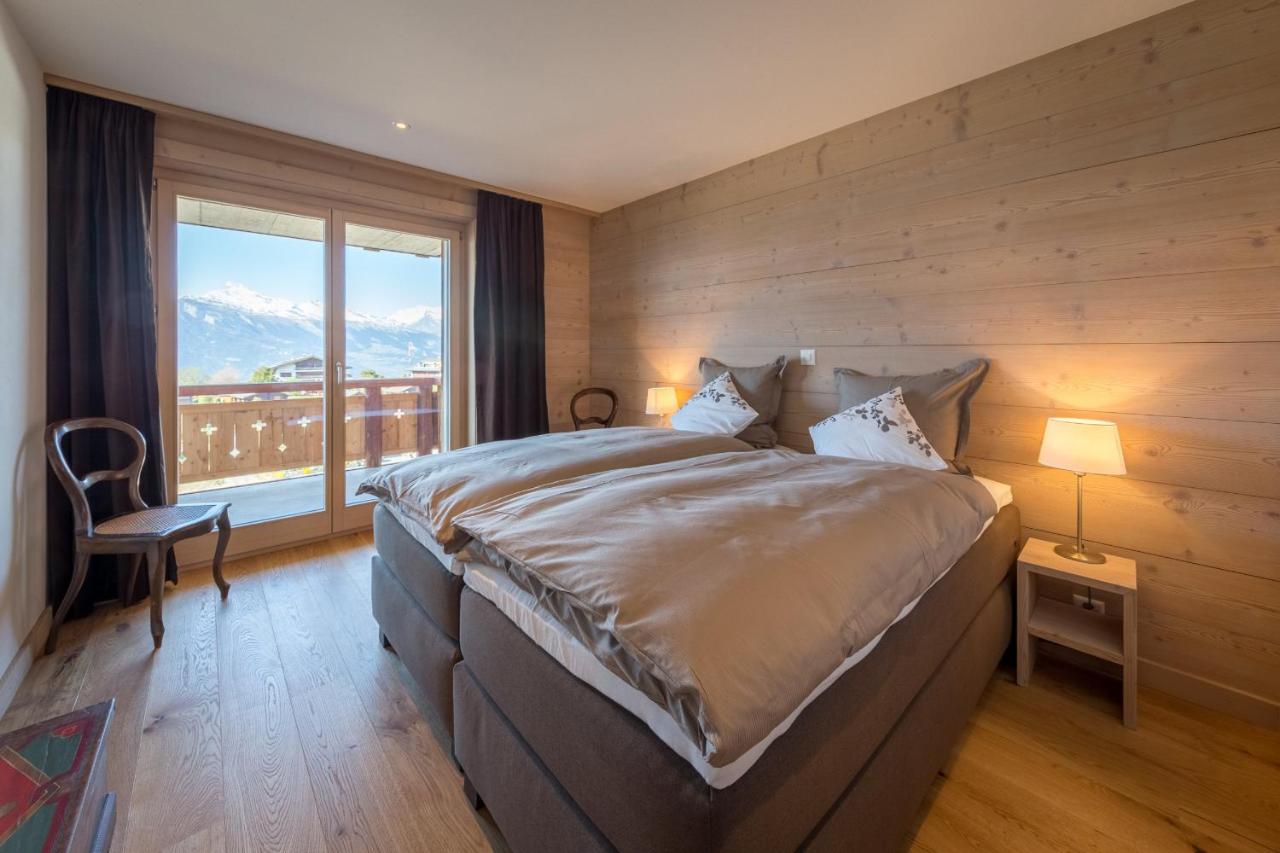 Apartment with Mountain View