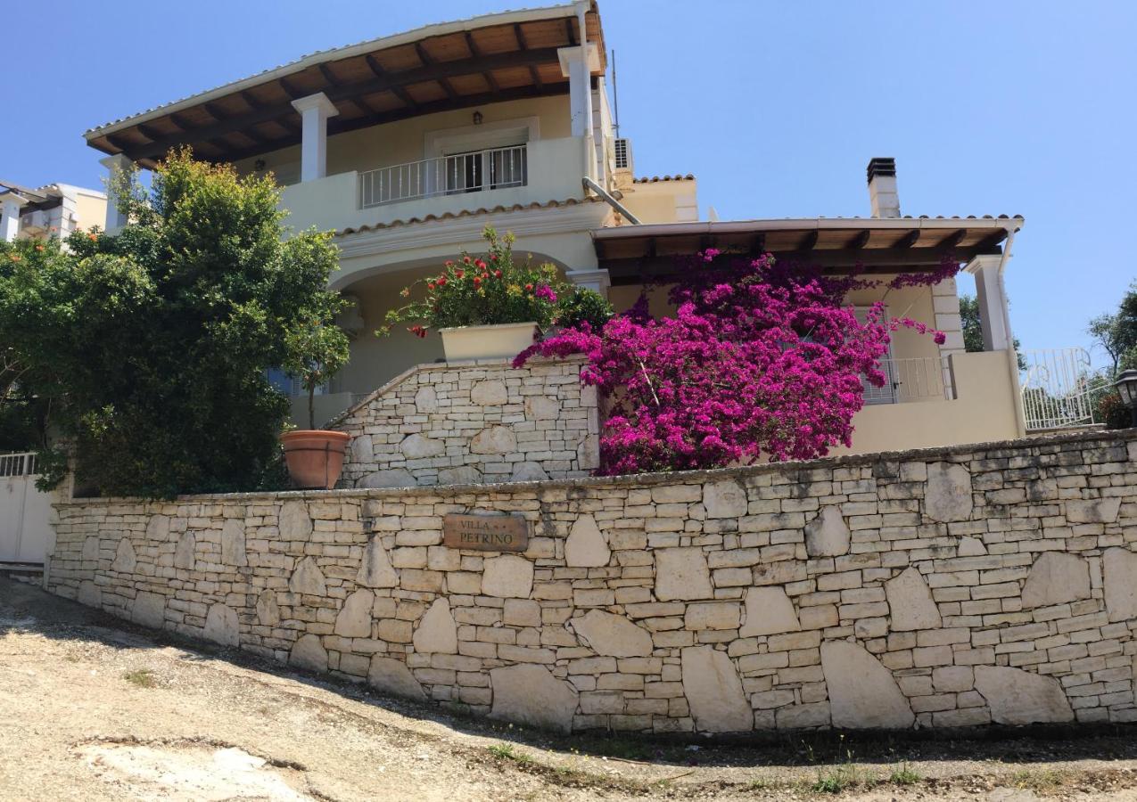 Villa Petrino - central flat location within Kassiopi. Sleeps 8 - Chambres d’hôtes Kassiopi