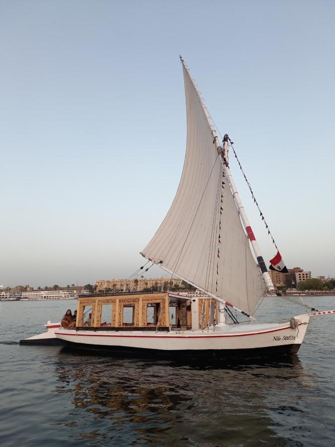 B&B Luxor - Nile Sunrise Felucca Boat Private Rental - Bed and Breakfast Luxor