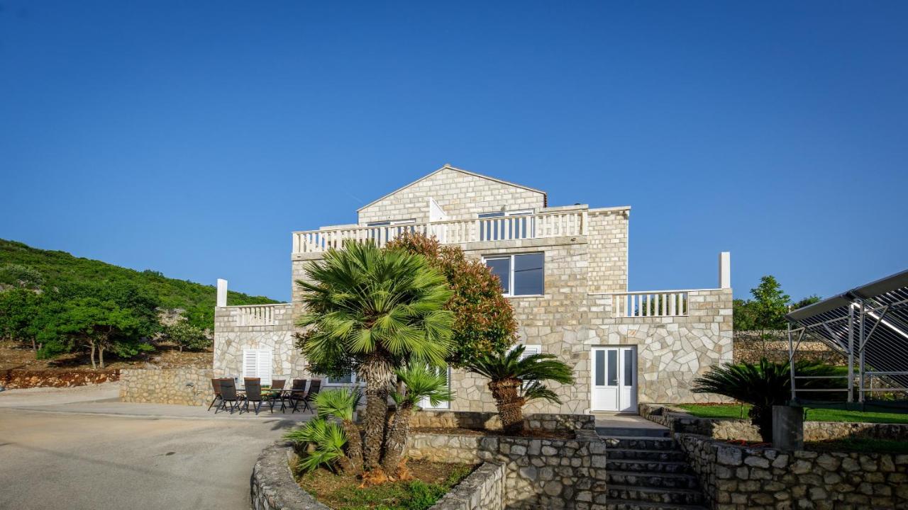 Two-Bedroom Apartment with Jacuzzi and Sea View