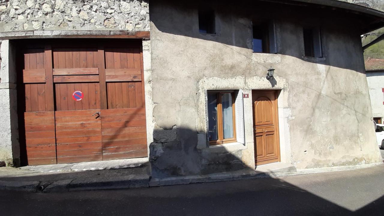 Petite maison de village située entre lacs, cascades et montagnes - B&B