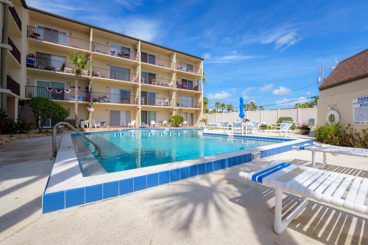 Stunning Ocean Views STEPS from the Beach with Pool! Fabulous 4th Floor Studio! - B&B