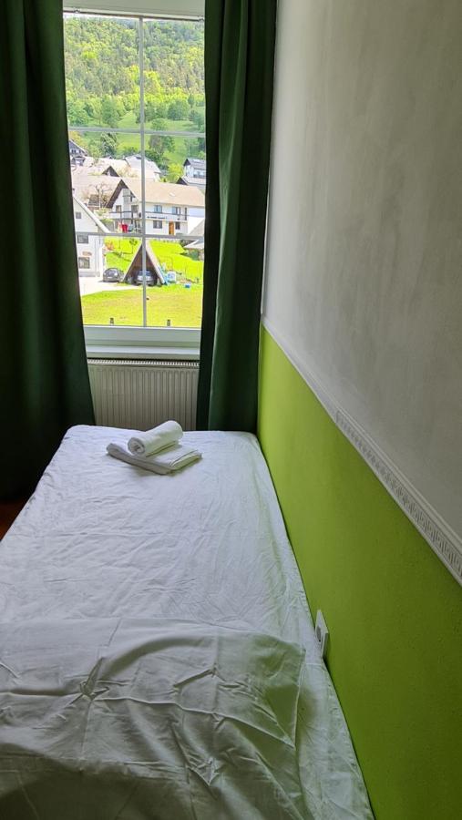 Tweepersoonskamer met 2 Aparte Bedden en Gedeelde Badkamer
