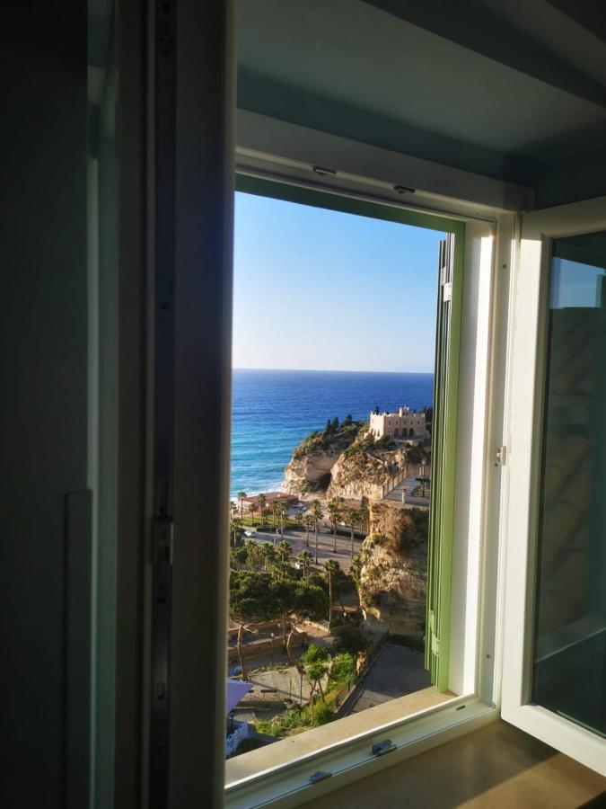 Camera Matrimoniale con Balcone e Vista Mare