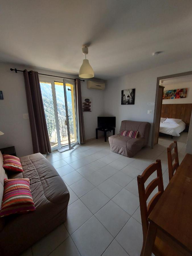 Apartment with Mountain View
