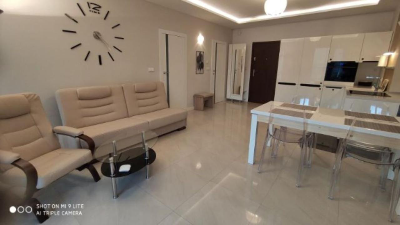 LuxApartament 2 - z dużym tarasem i garażem w nowym Zeta Park - Chambres d'hôtes Ustroń