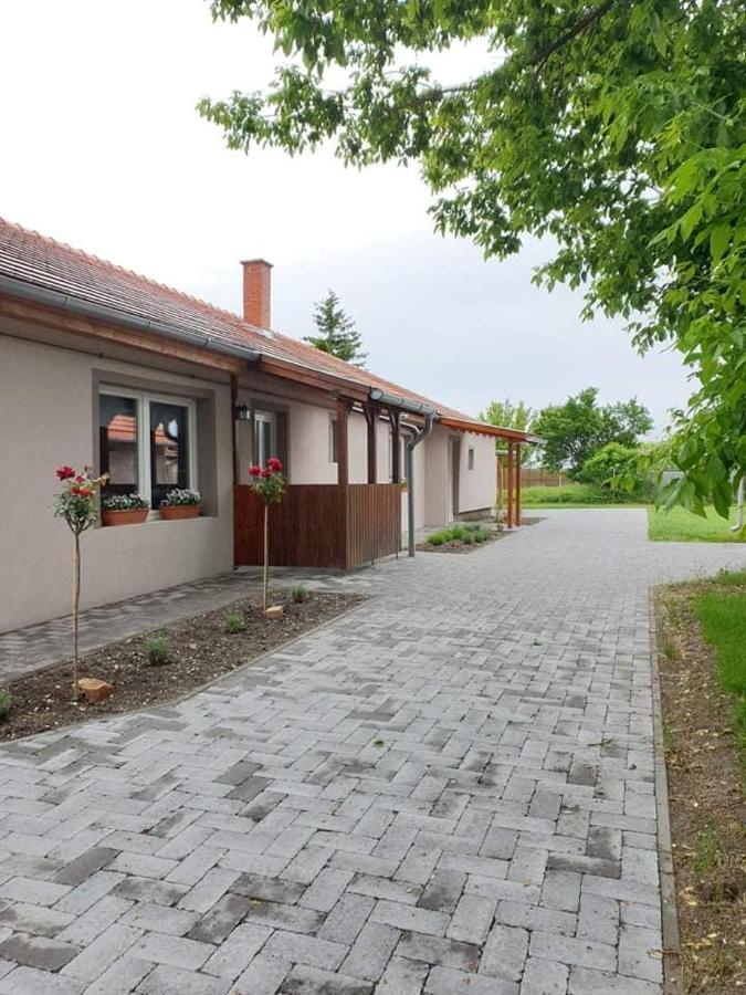 B&B Balatonfőkajár - Kajári Apartmanház - Bed and Breakfast Balatonfőkajár