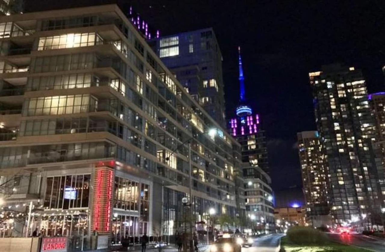 Elegant Downtown Condo Near CN Tower -FREE Parking - Chambres d’hôtes Toronto
