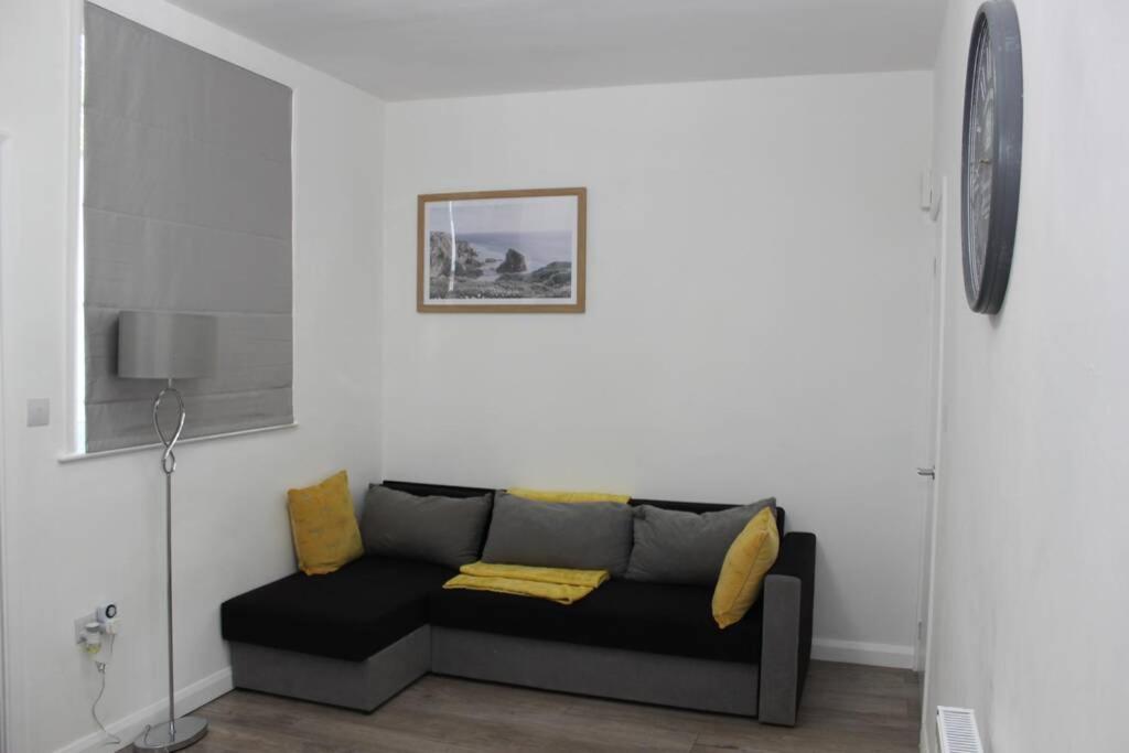 B&B Staines-upon-Thames - Newly Refurbished 3 Bed 2.5 Bath House in Staines - Bed and Breakfast Staines-upon-Thames