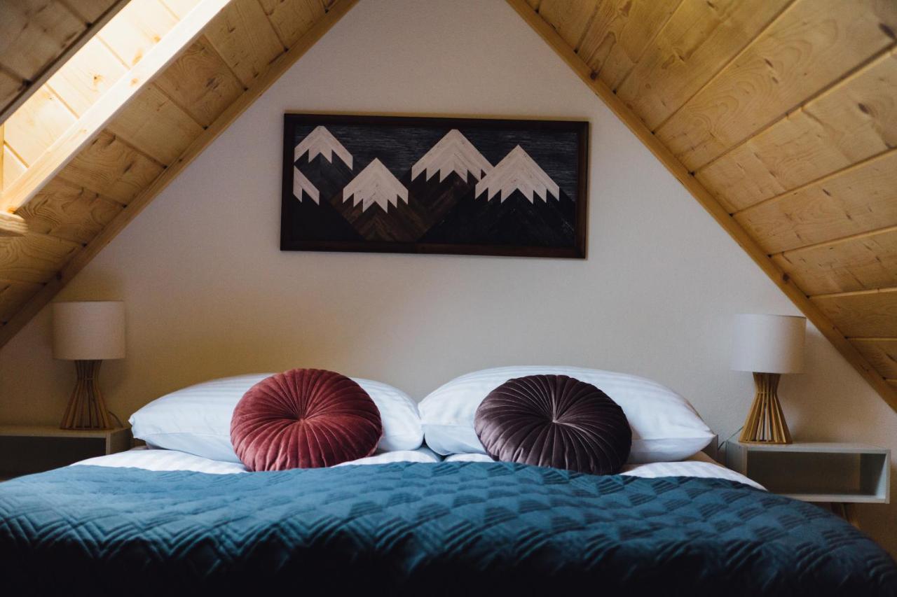Apartment with Mountain View