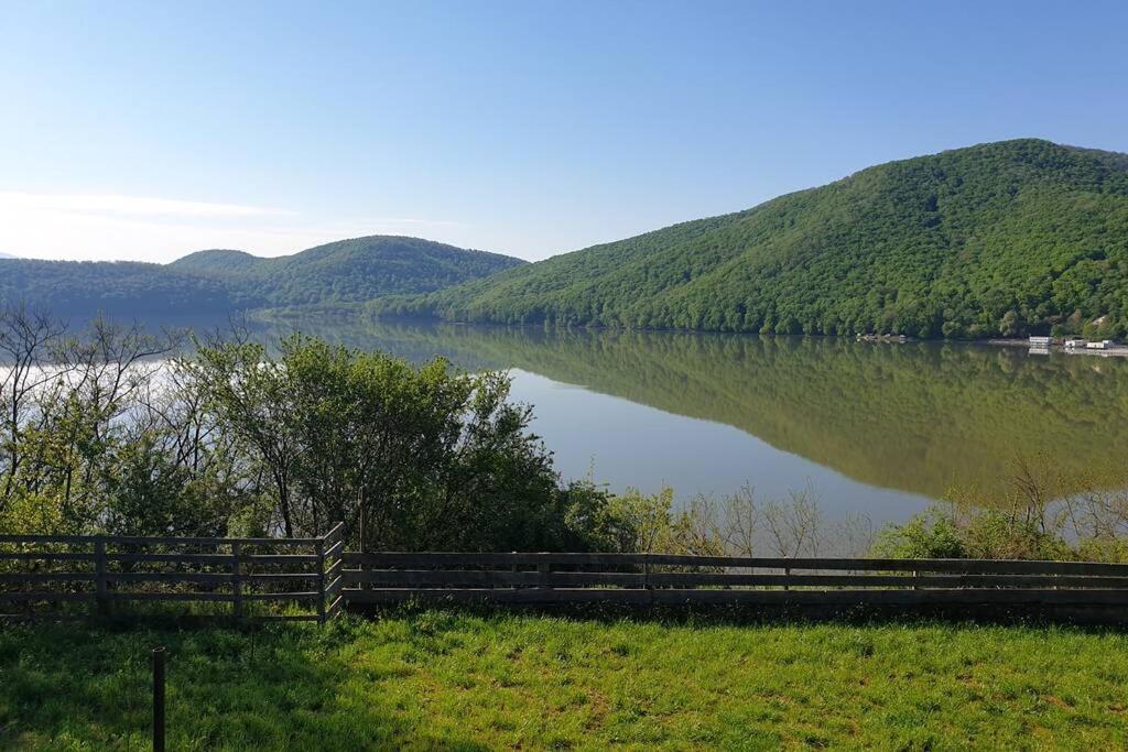 Entire Chalet, Amazing Panoramic View of Calinesti Oas Lake - Ferienwohnung