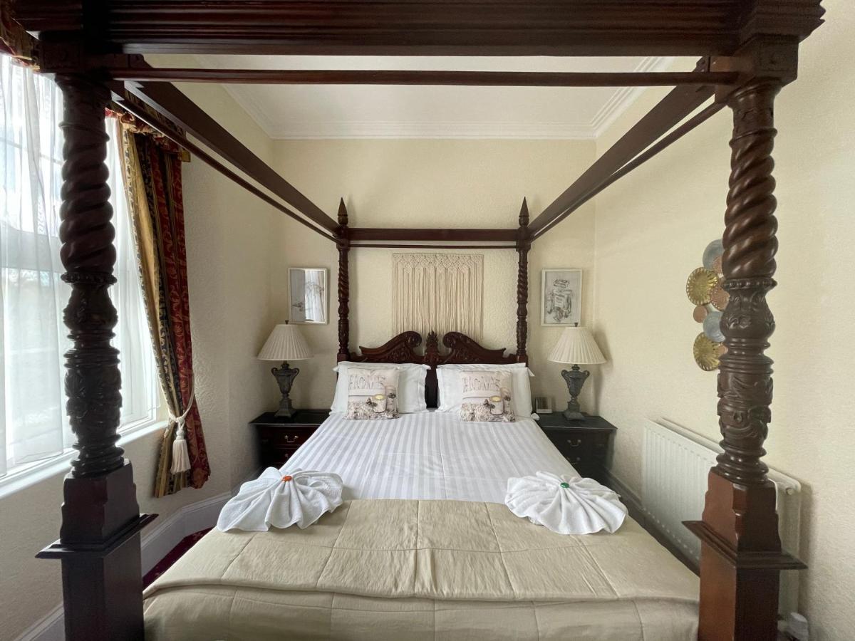 Four Poster Room