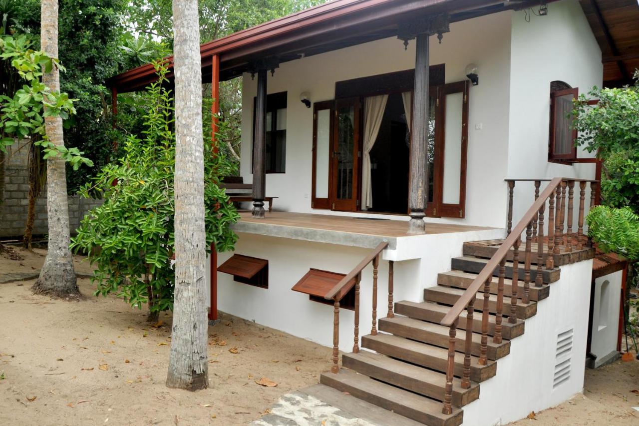 B&B Tangalle - The Waves Beach Chalets - Bed and Breakfast Tangalle