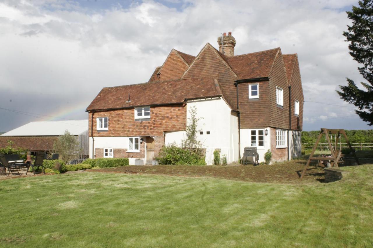 B&B Crowhurst - Church Farmhouse, Surrey, Sleeps 10, Large Garden - Bed and Breakfast Crowhurst