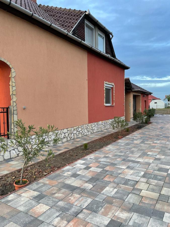 Adonisz Vendégház - Bed and Breakfast Mórahalom