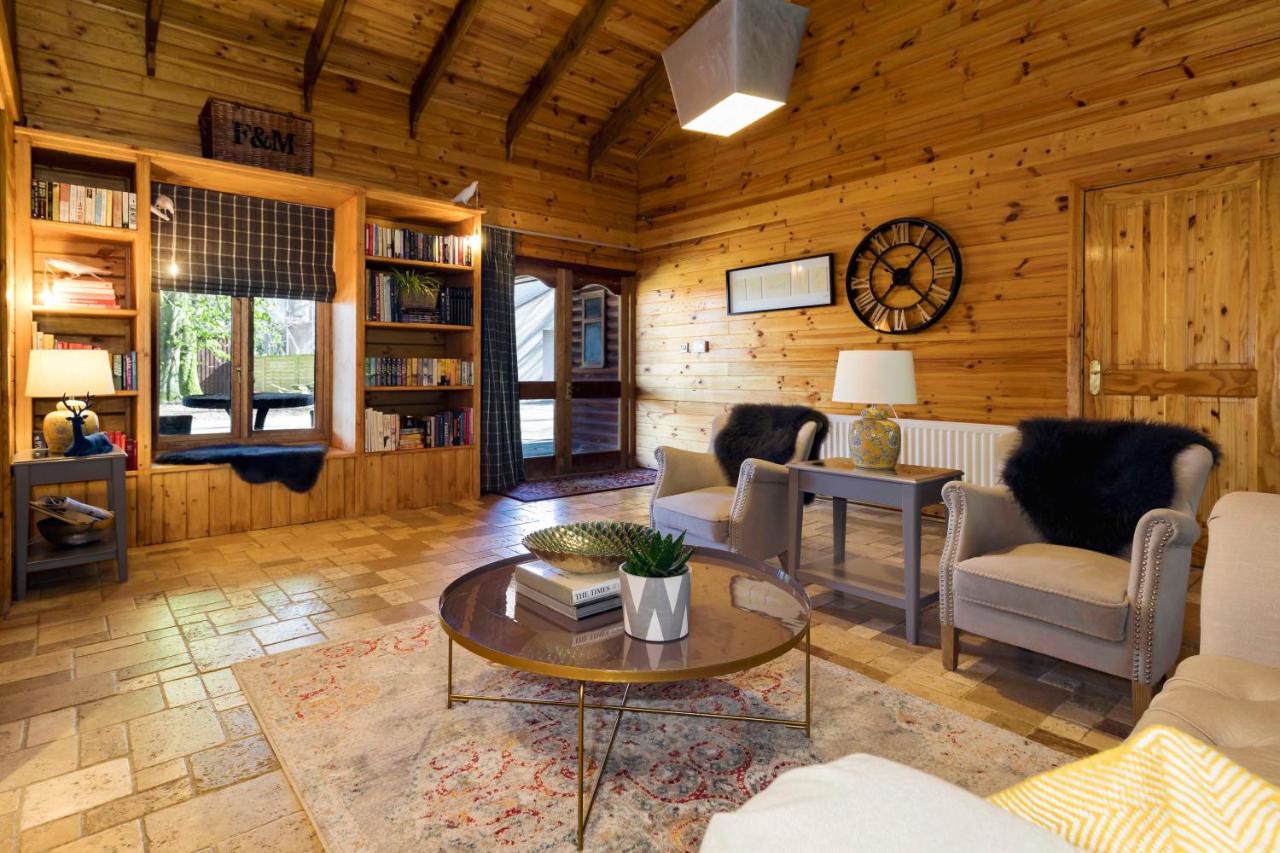 Forest Lodge with Hot Tub & Padel Tennis Court - Chambres d'hôtes Armagh