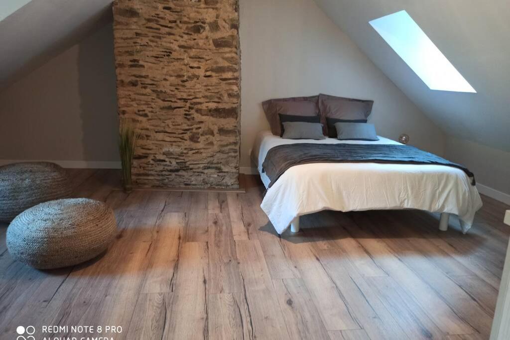 maison quartier médiéval au pied du château FOUGERES - B&B