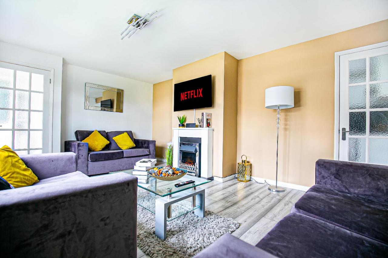 B&B Royal Leamington Spa - Central Leamington Spa House with Free Parking, Fast Wifi, Smart TV with Free Netflix and Garden by Yoko Property - Bed and Breakfast Royal Leamington Spa
