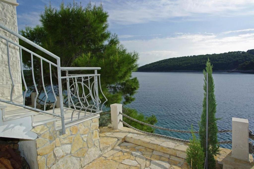 Beachfront Apartment in Tri Porte, with sea view, terrace, air conditioning, WiFi 5208-2 - Chambres d'hôtes Potirna