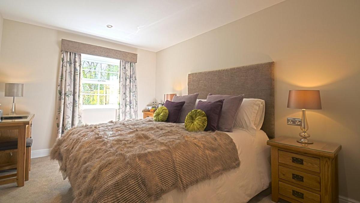 Habitación con cama extragrande.