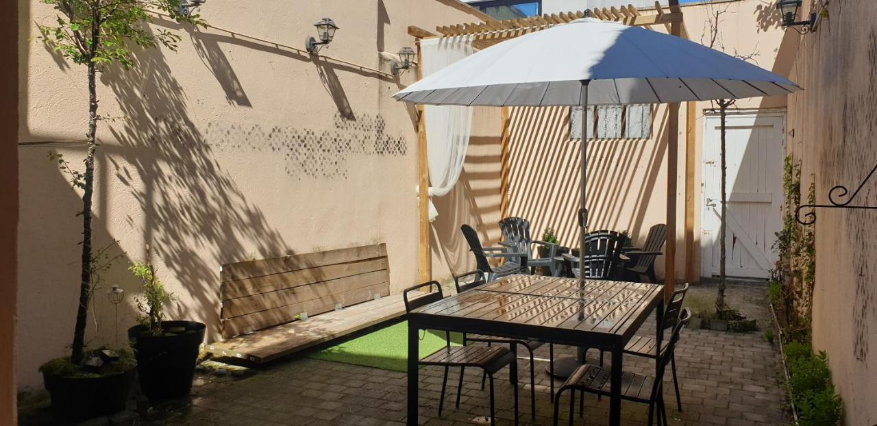 LE PATIO belle maison en plein centre ville, avec grande terrasse au calme - Chambres d’hôtes Bastogne