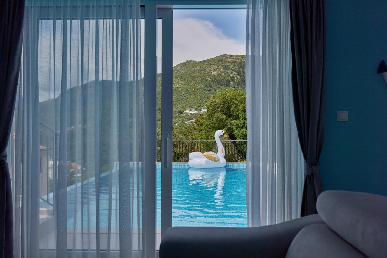 Apartment with Pool View