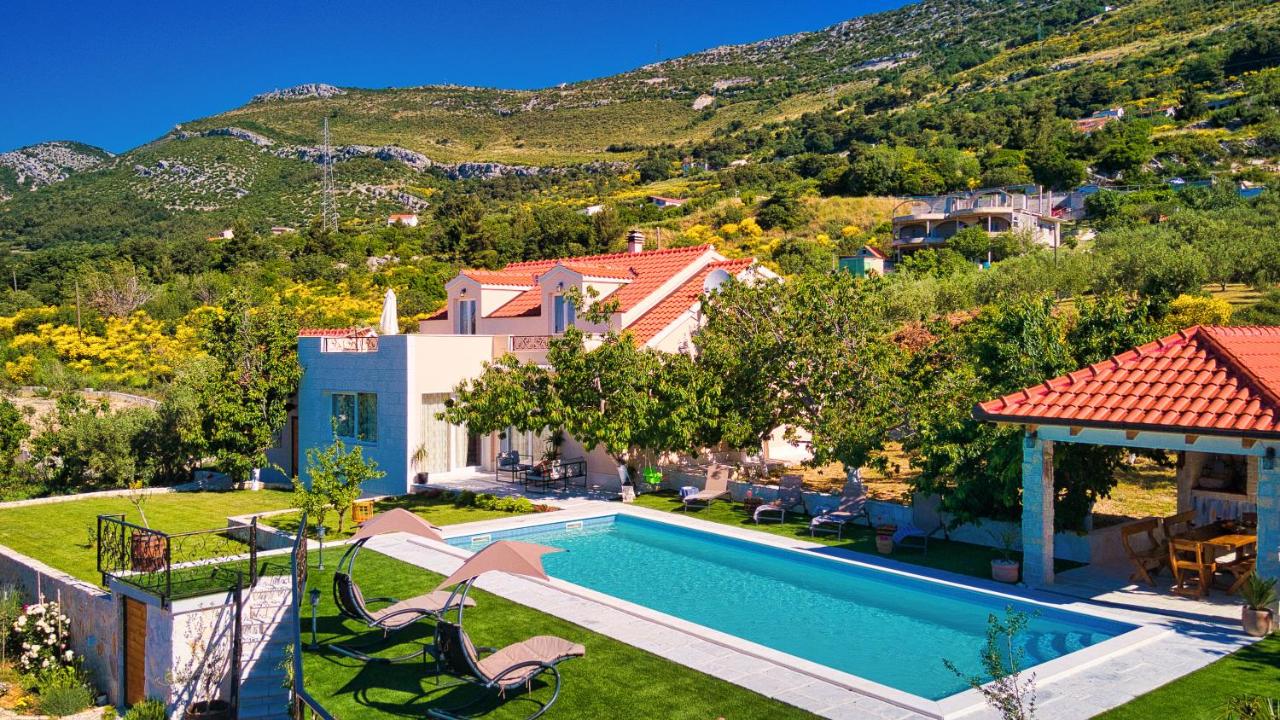 B&B Kaštel Stari - Vila s četiri sobe, privatnim bazenom, sadržajem za djecu, jacuzzijem, saunom i teretanom - Bed and Breakfast Kaštel Stari