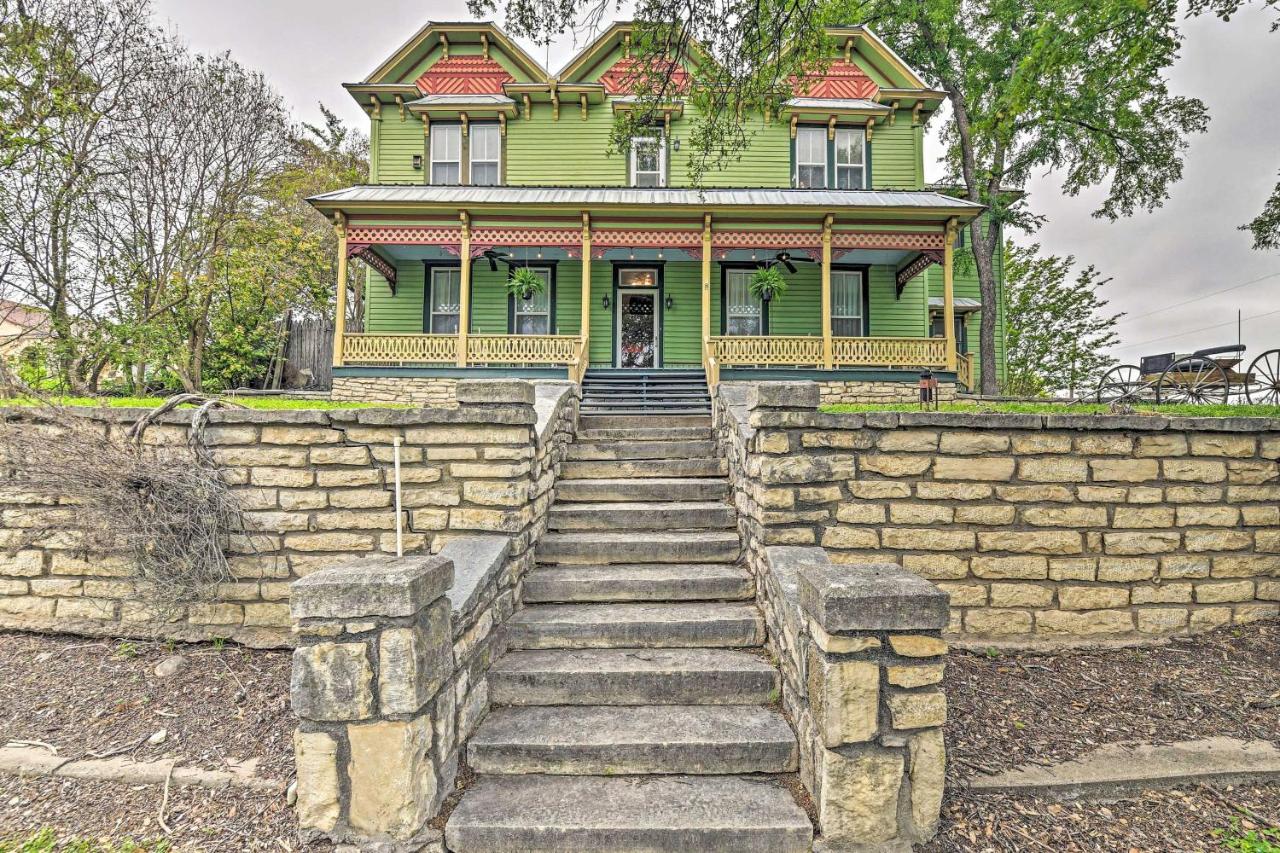 The Lilly House Historic Glen Rose Home with Porch! - B&B