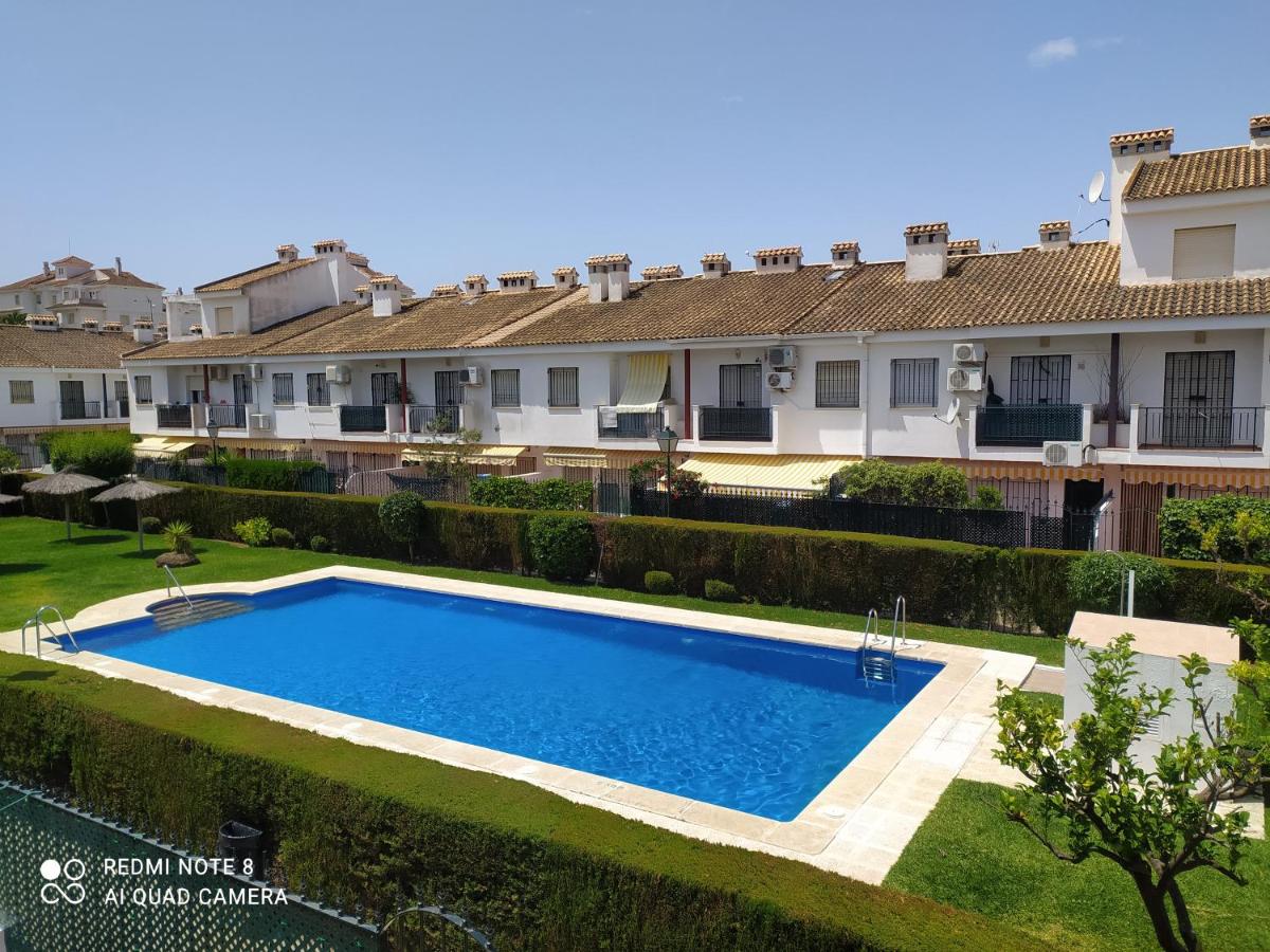 Gran adosado de esquina muy cerca de la playa en la Antilla - Chambres d'hôtes Huelva