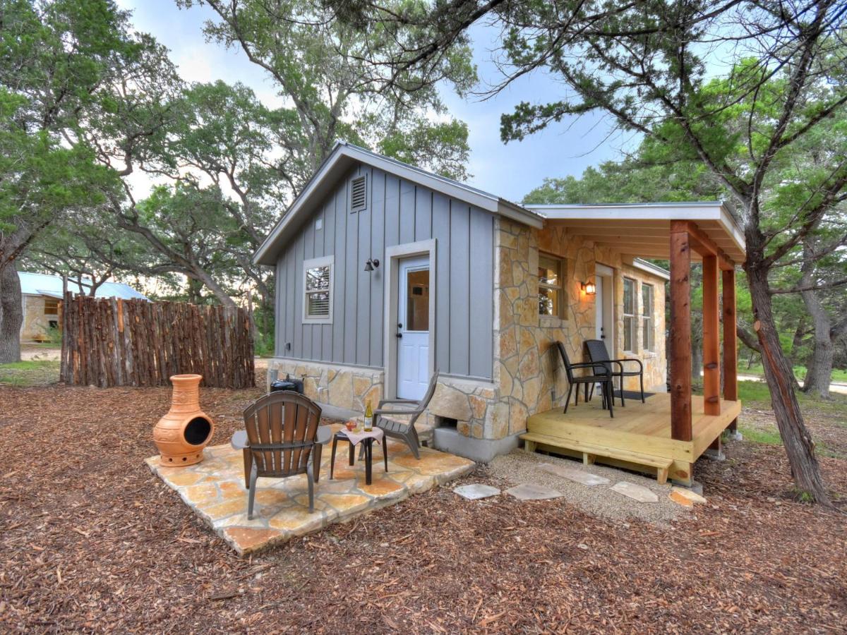 B&B Wimberley - Cabins at Flite Acres- Morning Dove - Bed and Breakfast Wimberley