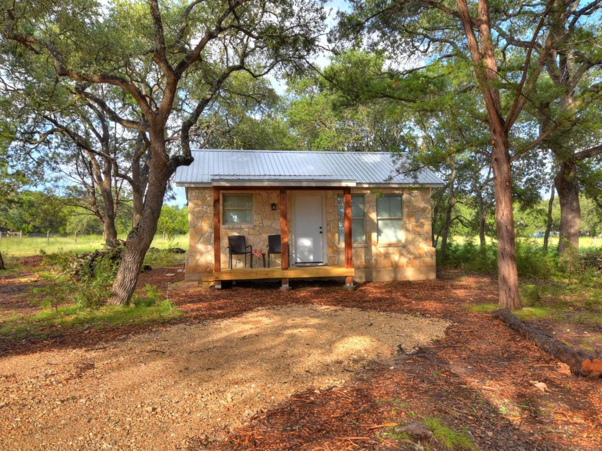 B&B Wimberley - Cabins at Flite Acres-Mockingbird Cabin - Bed and Breakfast Wimberley