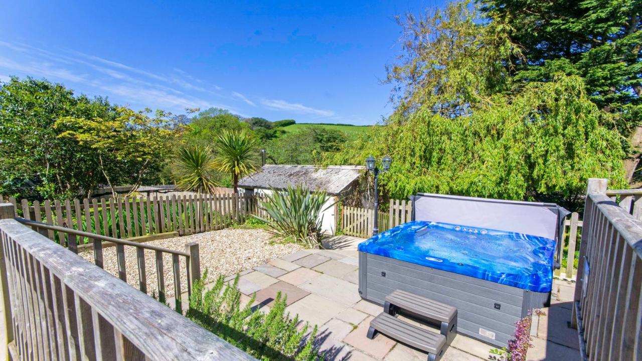 Streamways Nr Croyde - Large country cottage with valley views, Hot Tub option and private garden cabin, sleeps 12-16 - Ferienwohnung