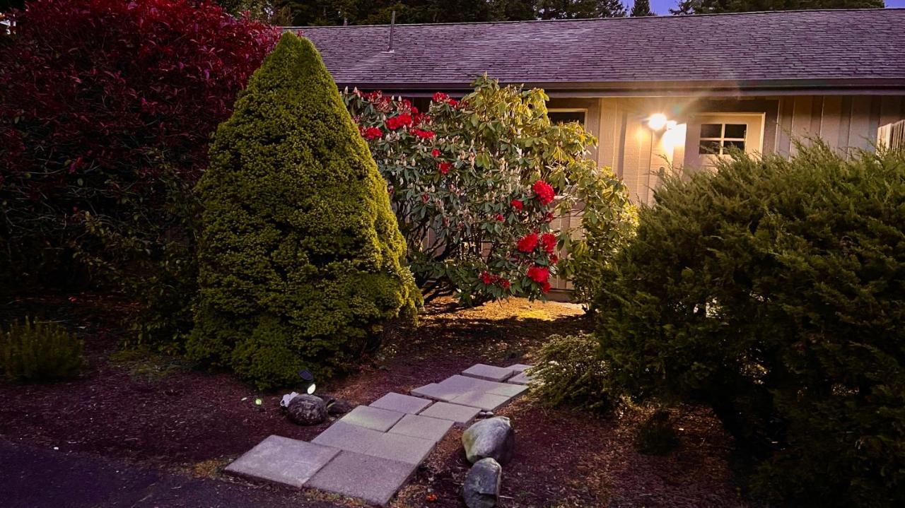 The Redwood Guesthouse at the Floras Lake Getaway - B&B