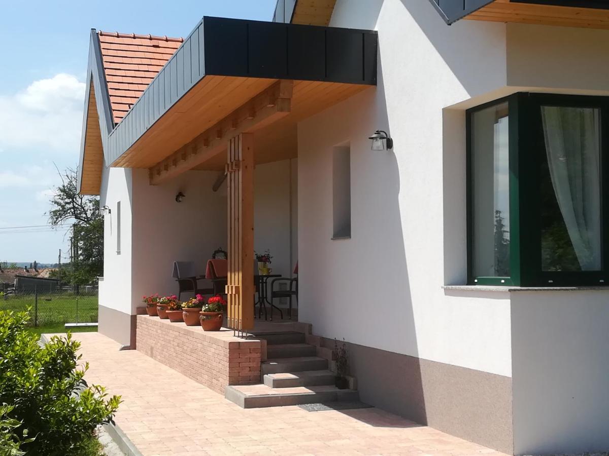 Edina Vendégház-Gyenesdiás - B&B