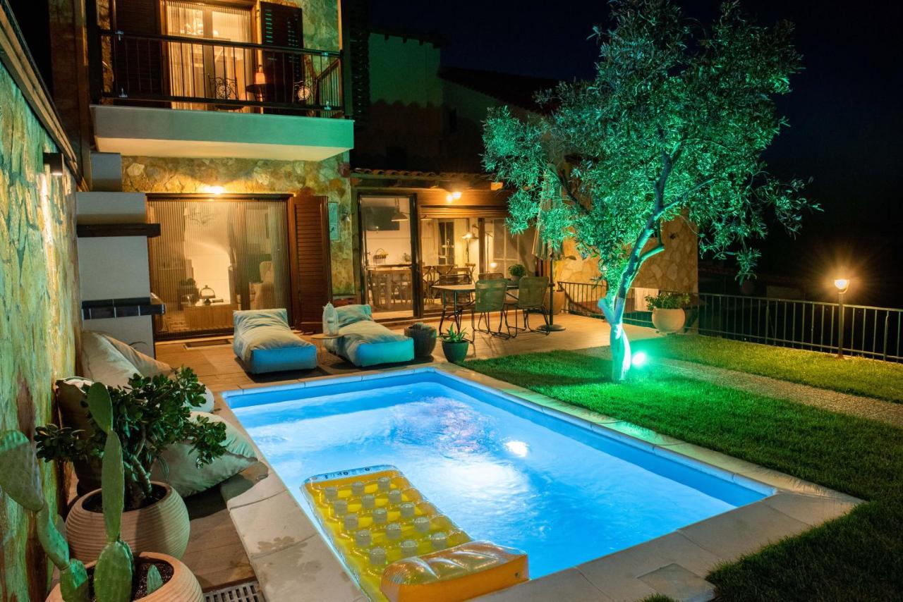 B&B Nea Roda - Dandy Villas - Private - Pool - Parking - Cellar - Bed and Breakfast Nea Roda