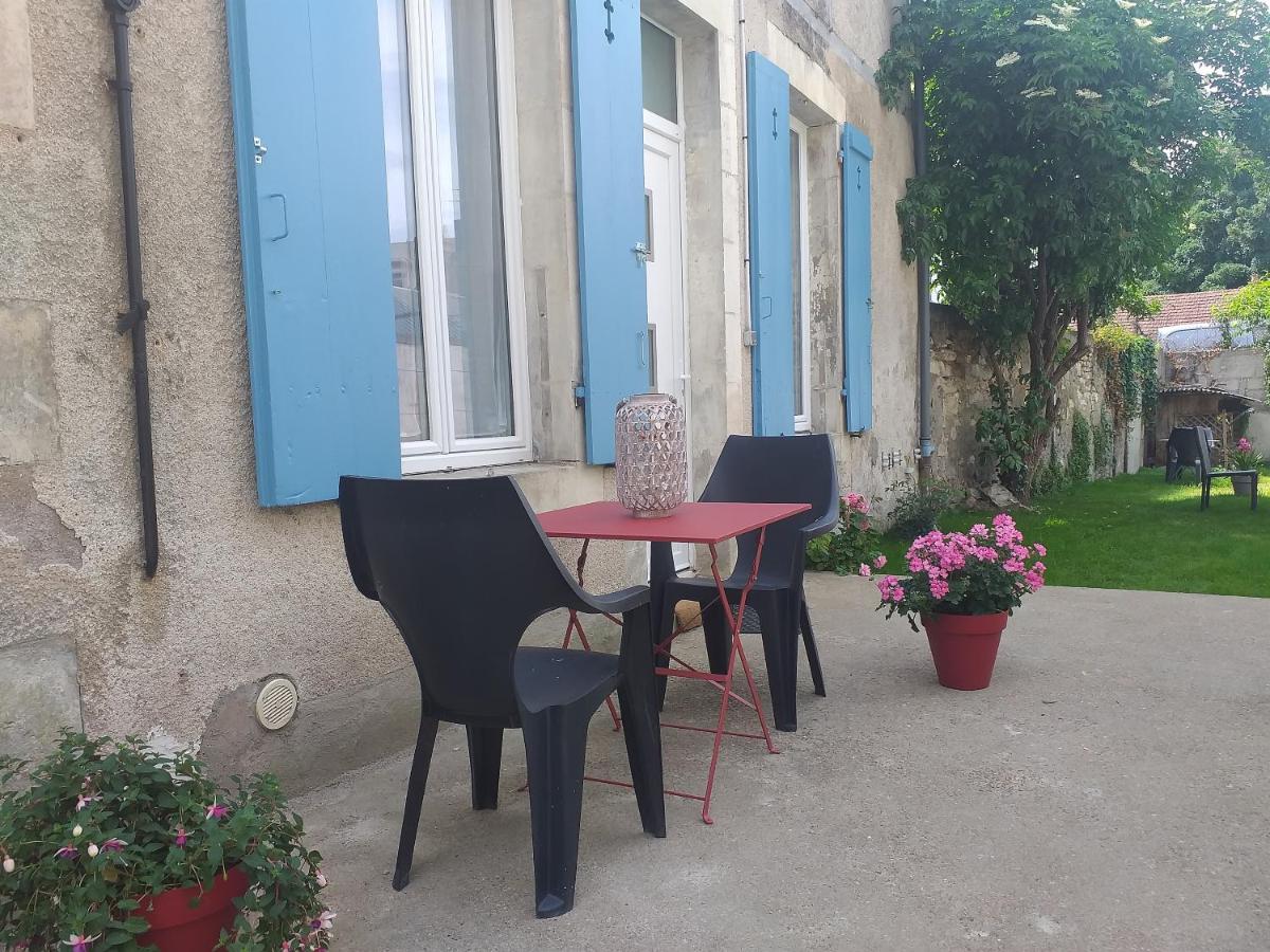 Les Volets Bleus - Deux appartements et un studio, Jardin - B&B Bourges