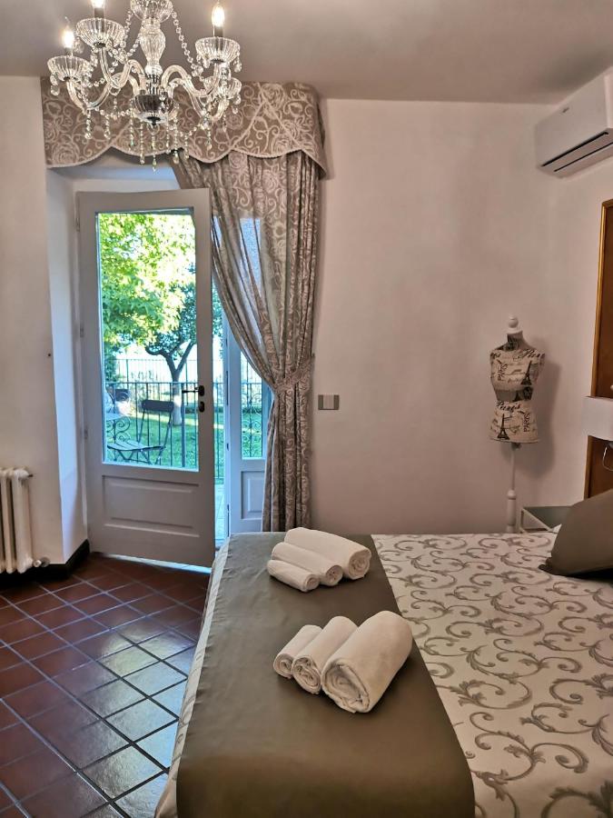 Zimmer mit Queensize-Bett und Balkon