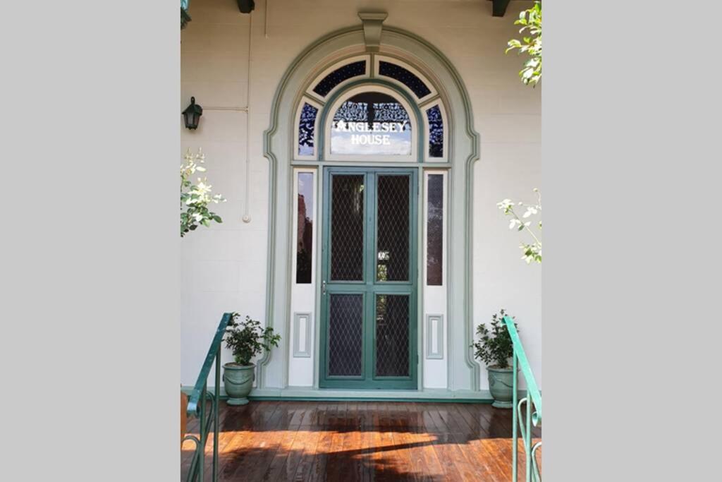 B&B Forbes - Anglesey House Iconic Forbes CBD Heritage Home - Bed and Breakfast Forbes