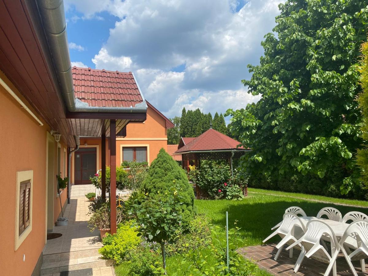 B&B Hajduszoboszlo - Apartman Dóra - Bed and Breakfast Hajduszoboszlo