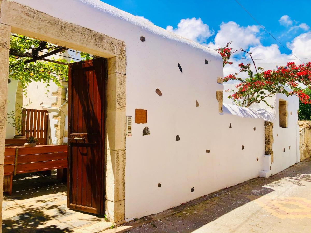 Avli Traditional Home with Private Jacuzzi - B&B