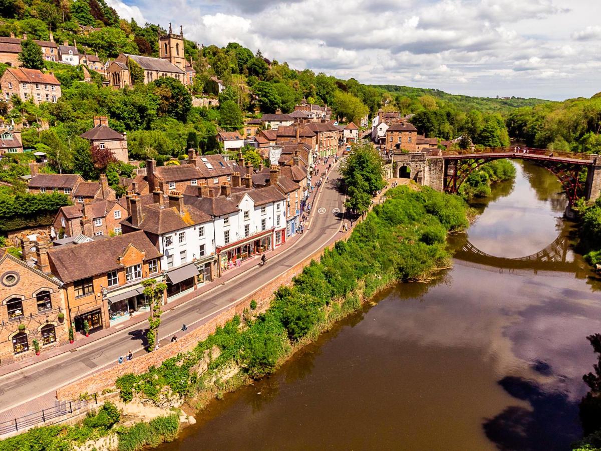 Ironbridge View Townhouse - WINNER 2026 UK MOST PICTURESQUE SELF-CATERING HOLIDAY HOME & 2026 SELF-CATERING ACCOMMODATION OF THE YEAR - Chambres d'hôtes Ironbridge