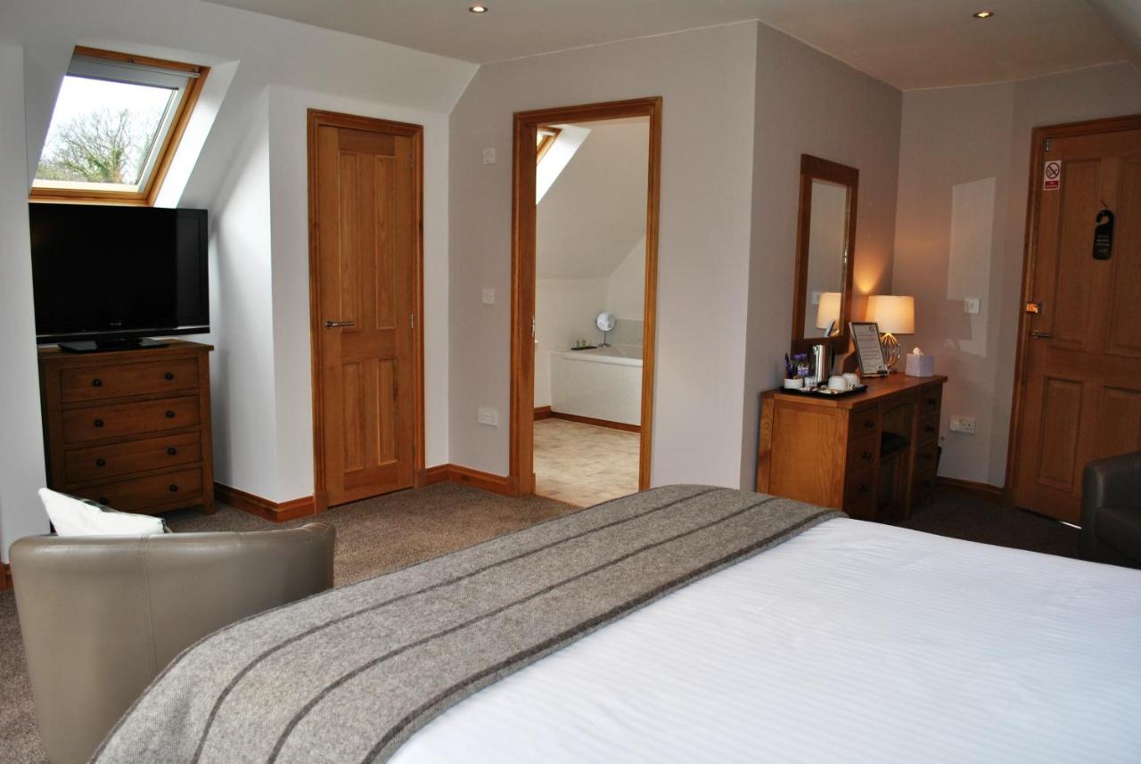 Habitación con cama extragrande.