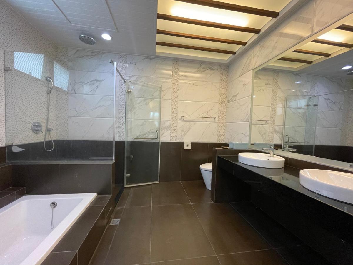 Vierbettzimmer mit Badewanne