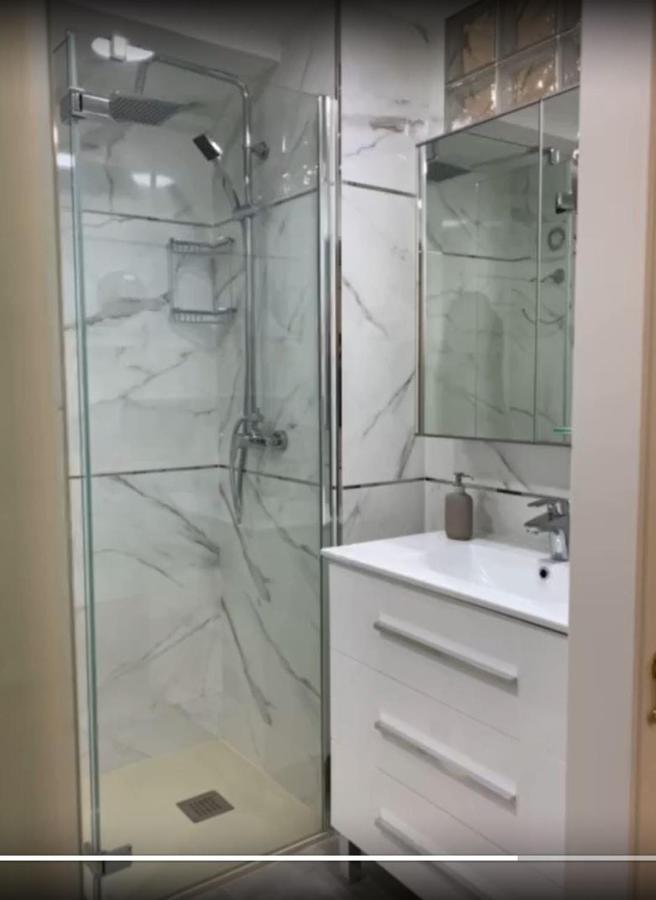 SALESAS OVIEDO CENTRO COMERCIAL CORTE NGLES- Apartamento - B&B