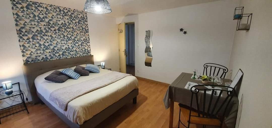 Camera Tripla Classic