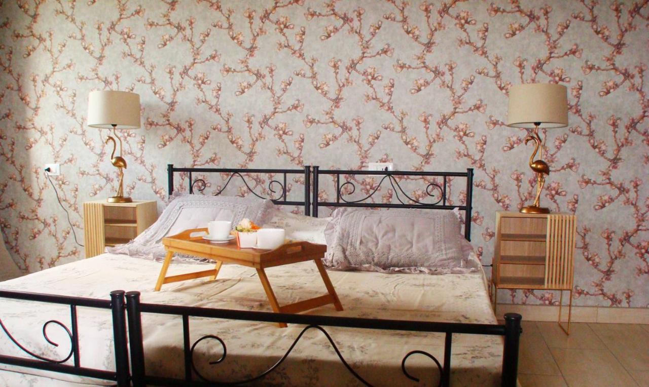 Tweepersoonskamer met 2 Aparte Bedden en Eigen Badkamer