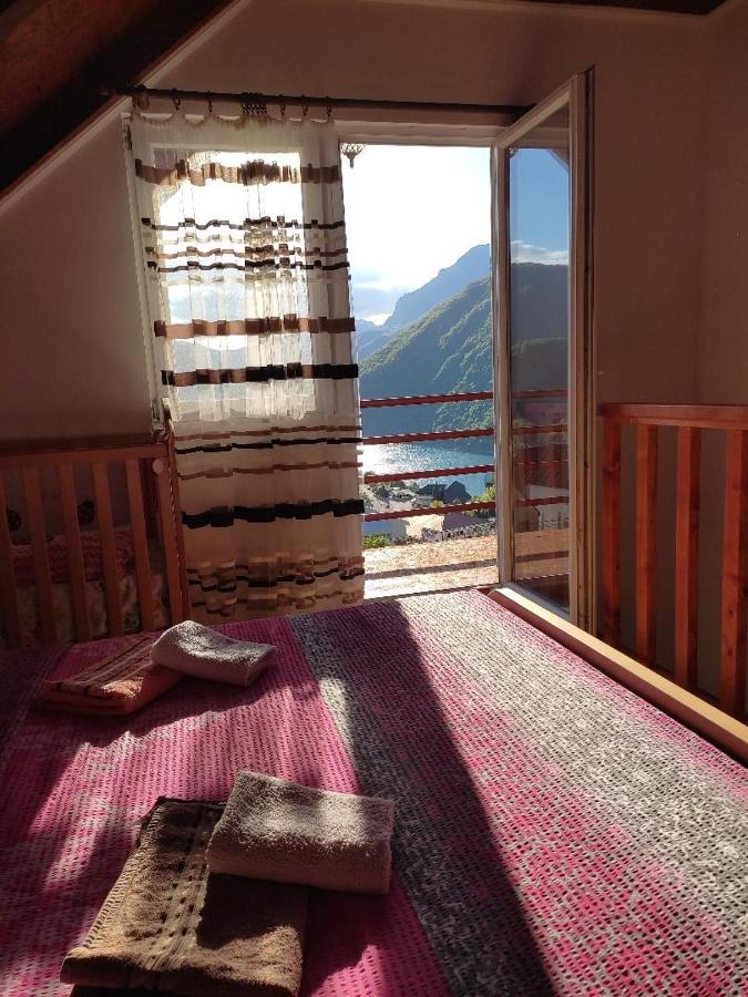 Apartment with Mountain View