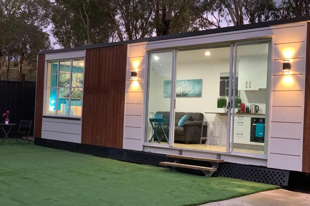 B&B Higgins - Tiny House in Belconnen 1BR Self Contained Wine - Bed and Breakfast Higgins